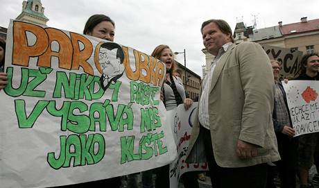 Odprci SSD na mtinku v Turnov, kde se setkali s mstopedsedou socilnch demokrat Zdekem kromachem. (28.5.2009)