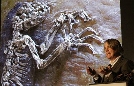 Dr. Jorn Hurum z univerzity v Oslu pedn o 47 milion let star foslii Ida (19. kvtna 2009)
