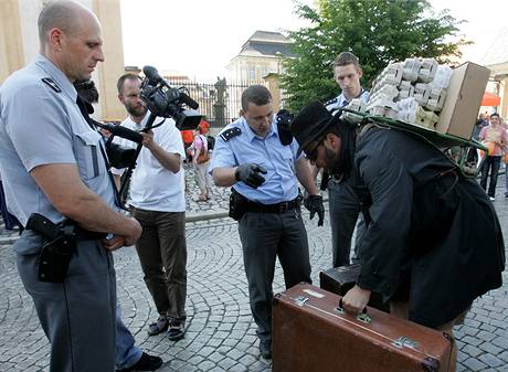 Policist kontroluj Martina Rybu z divadla Maxe Fische na pedvolebnm mtinku SSD v Duchcov (25. 5. 2009)
