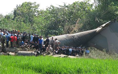 Letoun Hercules indonsk armdy se zttil na vesnici na Vchodn Jv
