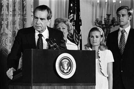 Americk prezident Richard Nixon ohlauje svou rezignaci