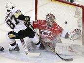 Carolina - Pittsburgh: hostujc Sidney Crosby v anci ped glmanem Camem Wardem.