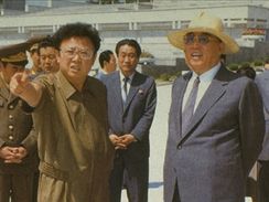 Kim ong-il se svm otcem Kir Ir-senem na nedatovanm snmku.