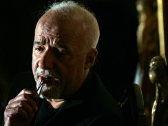 Spisovatel Paulo Coelho natel v Praze reklamu