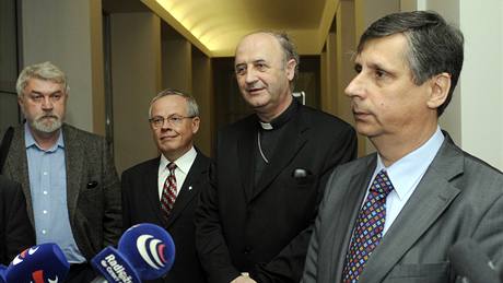 Premiér Fischer po setkání se zástupci církví. (27. kvtna 2009)
