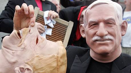 Happening umlc v gumových maskách na Praském Hrad. Parodovali prezidenta Václava Klause. (21.5.2009)