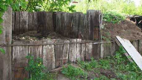 Staré prace díve konily na zahradách, nyní jsou nebezpeným odpadem. Ilustraní foto