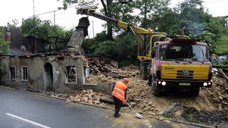 Demolice vypáleného domu ve Vítkov (29.5.2009)