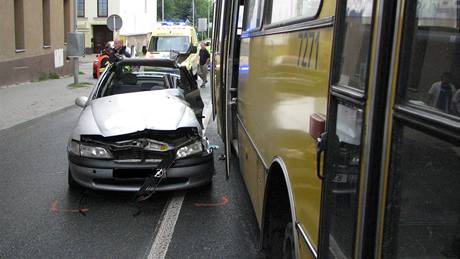 Nehoda linkového autobusu a dvou osobních aut v Králov Poli v Brn
