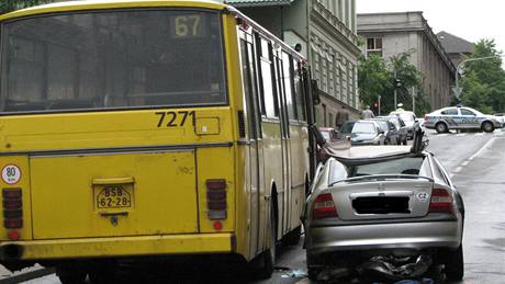 Nehoda linkového autobusu a dvou osobních aut v Králov Poli v Brn