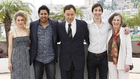 Reisér Sam Raimi (uprosted) pedstavil na festivalu v Cannes spolen s herci horor Stáhni m do pekla