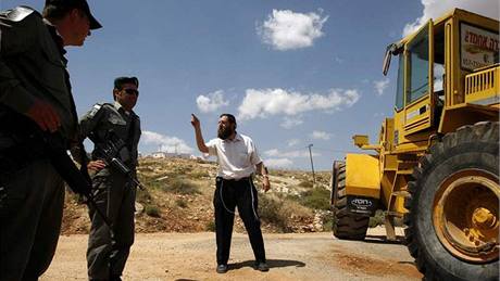 Obyvatel nelegální osady kií na leny izraelské policie, kteí osadu zbourali. (21. kvtna 2009)