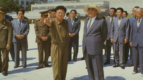 Kim ong-il se svým otcem Kir Ir-senem na nedatovaném snímku.