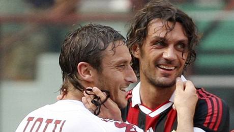 Paolo Maldini (vpravo) a Francesco Totti.
