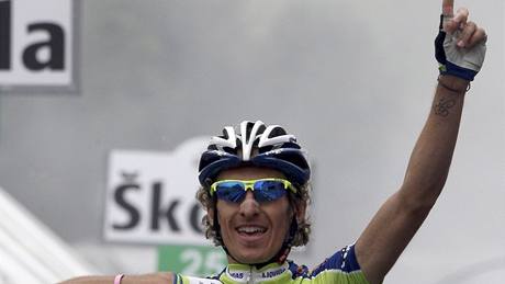 Franco Pellizotti, italský cyklista, se raduje z etapového triumfu na Giro d'Italia.