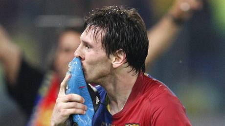 Vzpomínka na poslední finále Ligy mistr: Lionel Messi, tahoun Barcelony, oslavuje gól ve finále Ligy mistr. Políbil pi tom svoji modrou kopaku, která se mu pi dopadu zula.