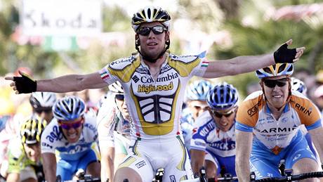 Mark Cavendish vítzí v cíli jedenácté etapy závodu Giro d'Italia.