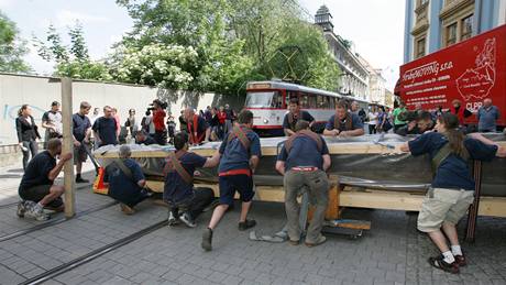 Peprava devné kupecké lod staré asi ti tisíce let z nádvoí Vlastivdného muzea Olomouc do depozitáe vzdáleného necelou stovku metr.