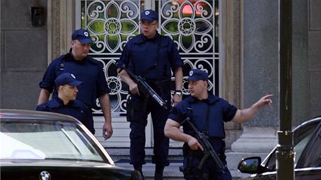 Policisté steí vchod do rezidence srbského prezidenta