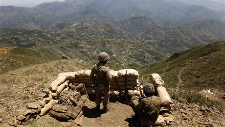 Pákistántí vojáci drí strá nad údolím Svát (25. kvtna 2009)