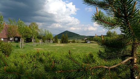 Osada Jizerka, vzadu Bukovec