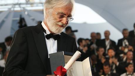 Michael Haneke si odnáí Zlatou palmu za film Bílá stuha.