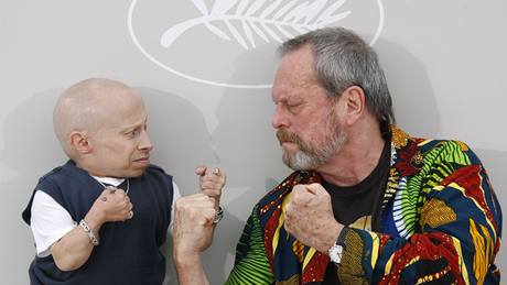 Na první roník píseckého festivalu zavítá Terry Gilliam a piveze poslední film Heatha Ledgera Imaginarium dr. Parnasse. Na fotografii je s jiným aktérem snímku Vernem Troyem.
