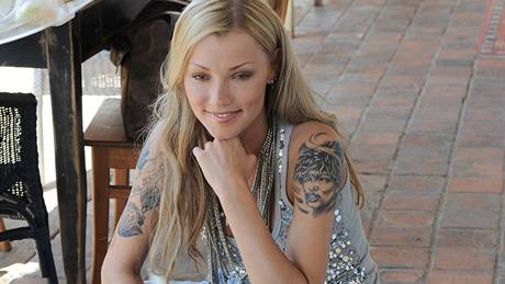 Helena Zeová a její tetování 