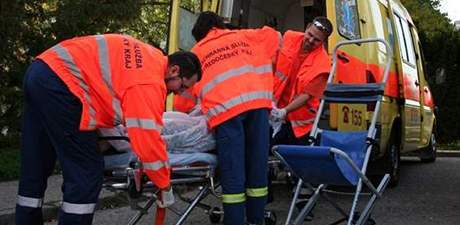 Pestoe záchranái pevezli chlapce do nemocnice v Jihlav a pozdji v Brn, dít zemelo. Ilustraní foto