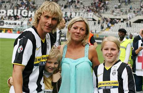 Pavel Nedvd s manelkou Ivanou a dtmi po utkání Juventusu s Laziem. Od Juventusu dostal zarámovaný dres s íslem 327. Tolik zápas za turínský klub odehrál bhem osmi let.