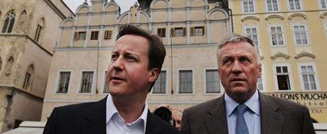f ODS Mirek Topolnek a ldr britskch konzervativc David Cameron na spolen prochzce Prahou. 30. 5. 2009