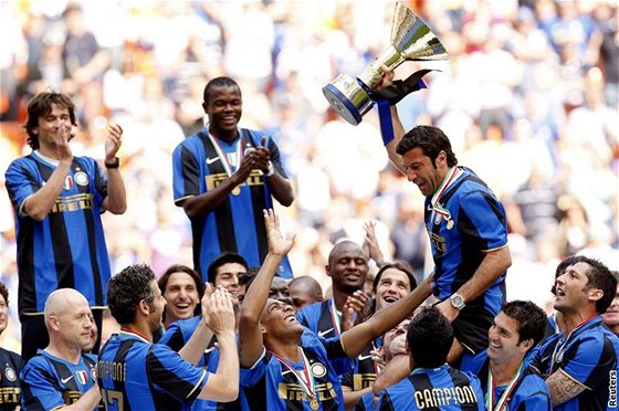 Luis Figo(s pohárem) slaví titul mistra italské ligy