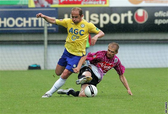 eské Budjovice - Teplice: domácí Jaroslav Hílek (vpravo) odebírá mí Pavlu Verbíovi