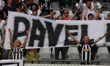 Fanouci Juventusu s transparentem pro Pavla Nedvda, kter proti Laziu nastoupil za Juventus naposledy