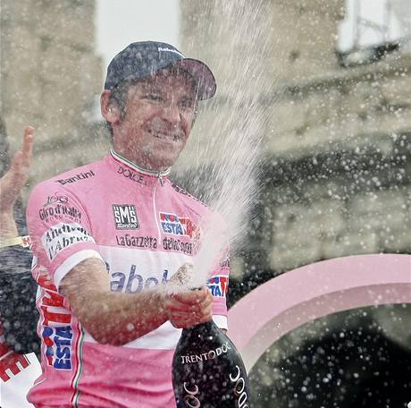 Denis Meov slaví vítzství v Giro d'Italia po závrené asovce v ím
