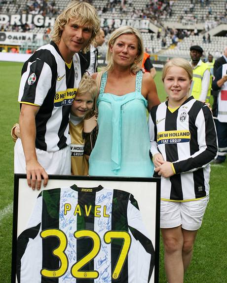 Pavel Nedvd s manelkou Ivanou a dtmi po utkání Juventusu s Laziem. Od Juventusu dostal zarámovaný dres s íslem 327. Tolik zápas za turínský klub odehrál bhem osmi let.