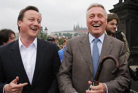 f ODS Mirek Topolnek a ldr britskch konzervativc David Cameron na spolen prochzce Prahou. 30. 5. 2009