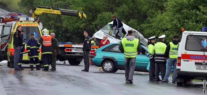 Nehodu podle policie zavinil osobní vz , který nedal mikrobusu pednost.