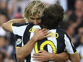 Juventus - Lazio m: Pavel Nedvd v objet s Alessandrem Del Pierem
