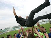 Fotbalisté Čáslavi spolu s trenérem slaví postup do první ligy Fotbalisté Čáslavi spolu s trenérem slaví postup do první ligy