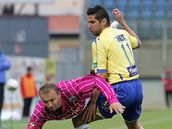 esk Budjovice - Taplice: hostujc Andrej Hesek (vpravo) posl k zemi Michaela iku.