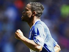 Chelsea - Everton: Louis Sah z Evertonu oslavuje gl ve finle FA Cupu
