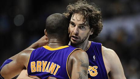 Denver - LA Lakers, Kobe Bryant (vlevo) a Pau Gasol.