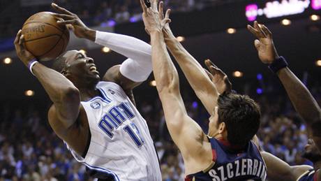 Orlando - Cleveland, domácí Dwight Howard (v bílém) stílí, blokuje ho Wally Sczerbiak.