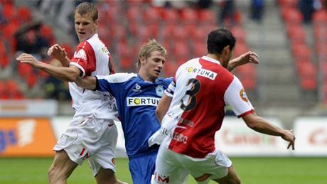 Momentka z posledního vzájemného souboje Slavie a Liberce. Ten v kvtnu skonil smírn 2:2. U se vak hrálo v novém Edenu.