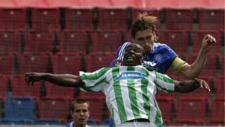 Olomouc - FK Bohemians: v souboji hostující Stanley Ibe (v popedí)