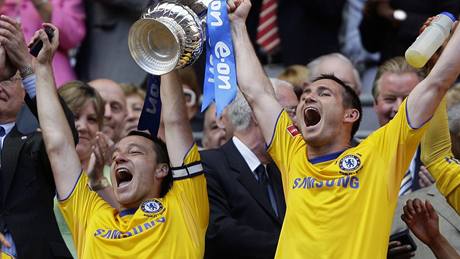 Fotbalisté Chelsea John Terry (vlevo) a Frank Lampard se radují s trofejí pro vítze angluckého FA Cupu