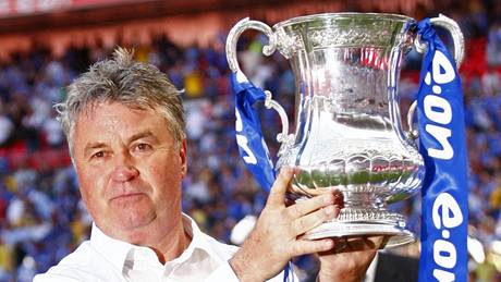 Trenér Hiddink s trofejí po loském vítzství v Anglickém poháru s týmem Chelsea