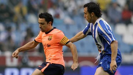 La Corua - Barcelona: domácí Sergio Gonzalez (vpravo) atakuje Xaviho Hernandeze