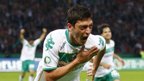 Finále Nmeckého poháru Brémy - Leverkusen: Mesut Özil z Brém (v bílém) slaví gól